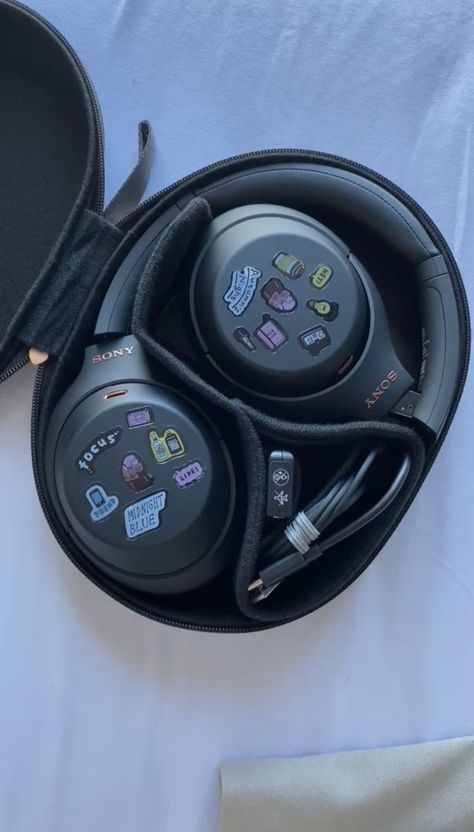 #sony #decor #aesthetic Sony Aesthetic, Sony Xm4, Headphone Decoration, Jbl Headphones, Cute Headphones, Sony Headphones, 2024 Wishlist, Inside My Bag, Dream Aesthetic