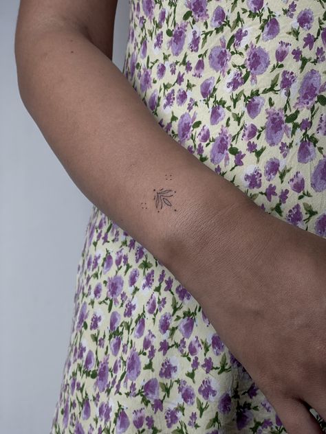 Tiny ornament tattoo on the wrist ♥️ Find more wanna dos on IG: @veintidos.studio Tiny Ornamental Tattoo, Wrist Ornamental Tattoo, Ornamental Wrist Tattoo, Tattoo Pols, Ornament Tattoo, Spanish Tattoos, Tattoo On The Wrist, Fineline Tattoo, Tattoo Wrist