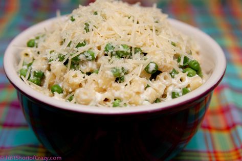 Pasta with peas and ricotta is a delicious side dish for your next bbq, cookout, picnic or light summer dinner. Bbq Cookout, Pasta With Peas, Travel International, Ditalini Pasta, Pasta Sides, Midwest Travel, Summer Dinner, Frozen Peas, Ricotta Cheese