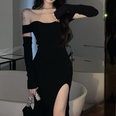 Hourglass Figure Dress Classy, Black Dresses Fancy, Fitted Clothes For Women, Fancy Female Outfits, Black Long Sleeve Dresses, Dresses For School Casual, Mafia Dress Outfit, Small Black Dress Outfits, Black Mafia Dress