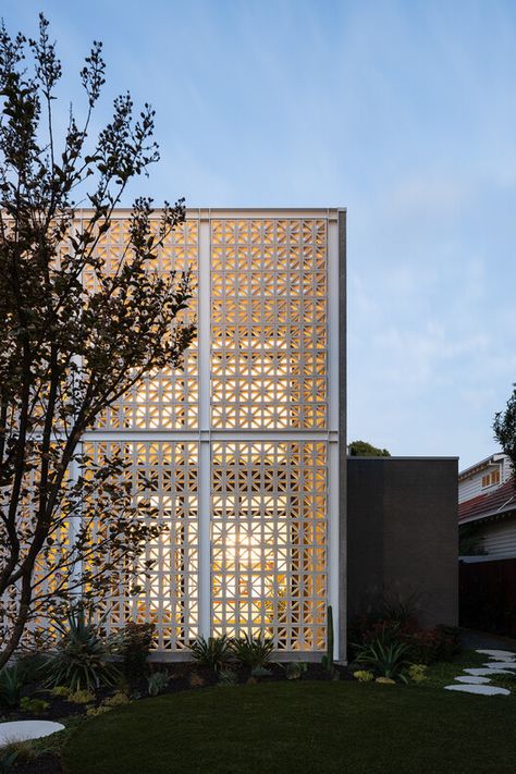 Brighton East 3 House / InForm | ArchDaily Melbourne Photography, Melbourne Architecture, Timber Screens, Breeze Blocks, Modernist Architecture, Construction Firm, Australian Architecture, Dark Interiors, Brickwork