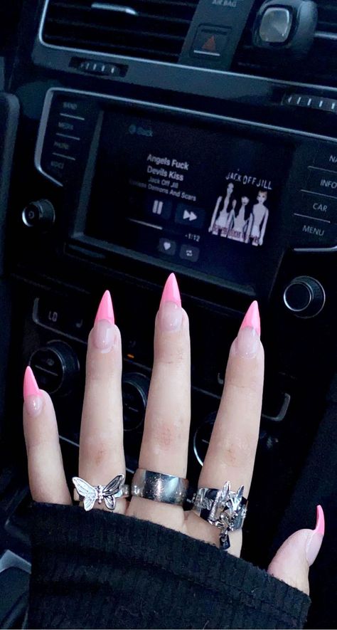 Stilleto Nails Pink And Black, Stilleto Black French Tip Nails, Medium Stelito Nails, Short Pink Stiletto Nails, Short Acrylic Nails Stiletto, Nails Acrylic Stiletto Short, Short Stilleto Nails Design, Small Stilleto Nails, Pink And Black Stiletto Nails