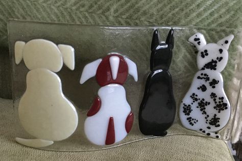 Fused glass - dogs Fused Glass Dogs And Cats, Fused Glass Dog Ornament, Fused Glass Dogs, Fused Glass Art Ideas For Beginners, Glass Fusing Ideas, Fused Glass Art Ideas, Fused Glass Animals, Fused Glass Ideas, Fused Glass Projects