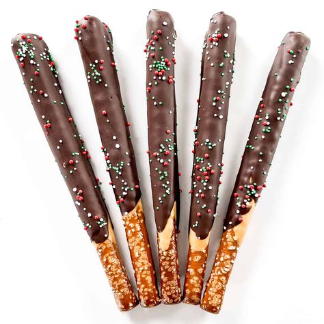 How to Make Christmas Chocolate-Covered Pretzel Rods Christmas Peppermint Recipes, Neighbor Christmas Gift Ideas, Chocolate Covered Pretzels Christmas, Chocolate Pretzel Rods, Chocolate Dipped Pretzel Rods, Dipped Pretzel Rods, Free Sample Boxes, Make Coasters, Paper Snowflake Patterns