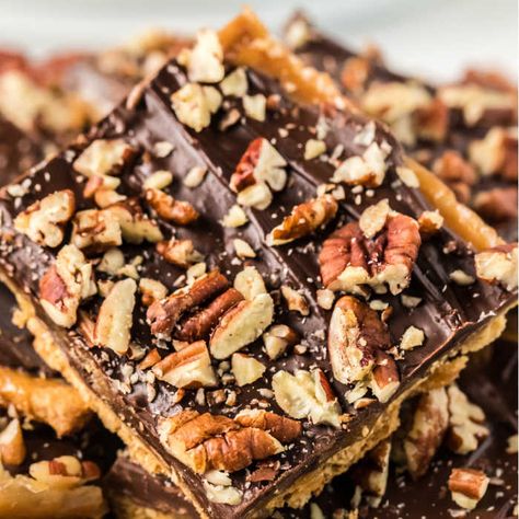 Graham cracker toffee Cracker Brittle, Christmas Toffee, Graham Cracker Toffee, Saltine Cracker Toffee, Easy Toffee, Saltine Cracker, Easy Dessert Recipes Christmas, Saltine Toffee, Christmas Bark