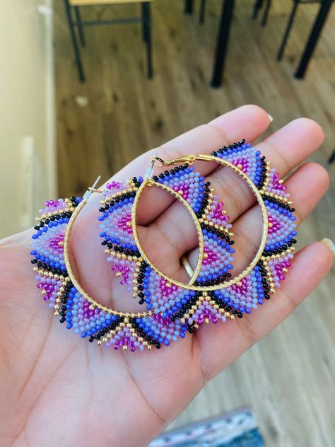 Delica Beaded Earrings Native, Beaded Earrings Native Beadwork, Beaded Hoop Earrings Native American, Beaded Hoop Earrings Tutorial, Delica Beaded Earrings, Seed Bead Weaving, Sculpture Tutorial, Bead Sculpture, Seed Bead Hoop Earrings