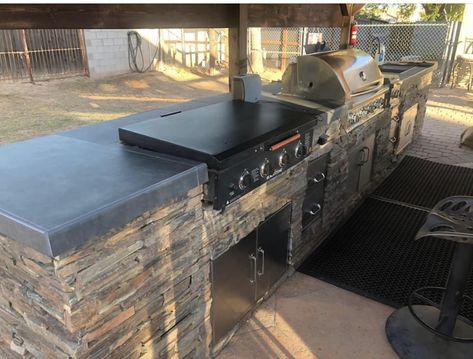 Outdoor Grill Island Diy, Blackstone Grill Outdoor Kitchen Ideas, Outdoor Blackstone Grill Area, Outdoor Kitchen With Blackstone Griddle, Built In Blackstone, Blackstone Grill Station, Built In Blackstone Griddle, Designer Landscaping, Desert Patio