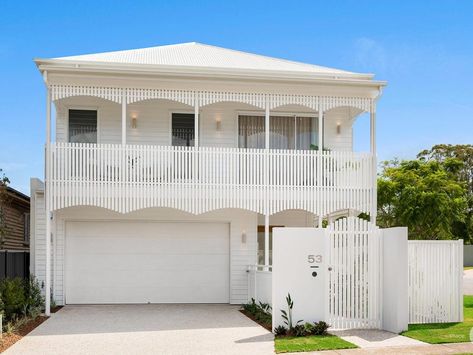 Weatherboard Townhouse, Modern Queenslander Exterior, White Queenslander, Federation House Australia Exterior, Hampton Facade Double Story, Hamptons Coastal Fascade, Hamptons Facade Australia Double Story, Renovated Queenslander, Hamptons Exterior