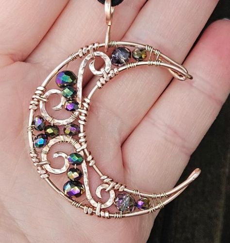 Bead And Wire Crafts, Wire Wrapped Jewelry Beginner, Bead And Wire Jewelry, Moon Wire Wrap, Wire Jewelry Ideas, Wire Wrapped Pendant Tutorial, Wire Charms, Copper Wire Crafts, Wire Jewelry Patterns