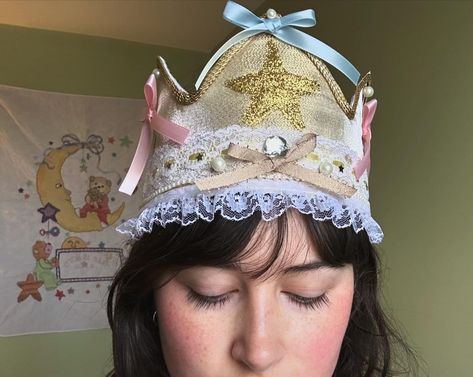 Maddie Duda (@madeleyess) • Zdjęcia i filmy na Instagramie Colorful Academia, Senior Year Diy, Diy Birthday Crown, Crown Crafts, Diy Crown, Picnic Birthday, Paper Crowns, Fun Crafts To Do, Fancy Nancy