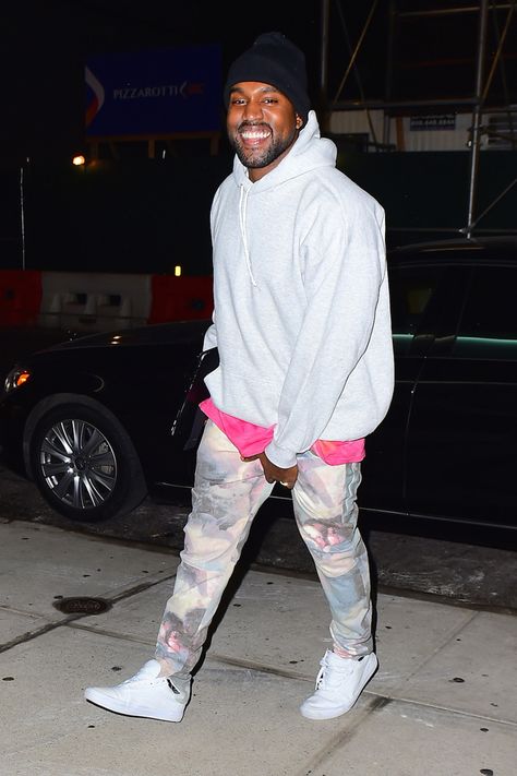 Kanye West wearing white canvas Old Skool Vans Kanye Happy, Kanye Streetwear, Kanye White Lives, Kanye Wearing Jordans, Kanye West Smiling, Kanye Dove Hoodie, Kanye West 2016 Style, Crop Top Outfits Summer, Outfits With Air Force Ones