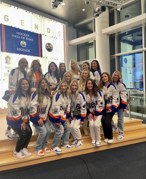 Hockey Wife, Hockey Sweater, Hockey Hall Of Fame, Edmonton Oilers Hockey, Oilers Hockey, Hot Hockey Players, Hockey Girl, Hockey Girls, Edmonton Oilers