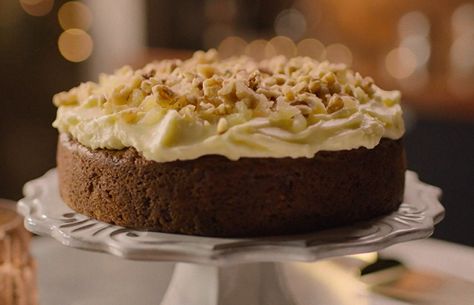 Nigella Lawson's carrot cake with crystallised ginger, walnuts and cream cheese icing recipe #carrotcake #carrotcakerecipe Carrot Cake Recipe Nigella, Walnut Carrot Cake, Banquet Meals, Cream Cheese Icing Recipe, Nigella Lawson Recipes, Salted Caramel Ice Cream, Walnut Recipes, Ginger Cake, Sticky Toffee Pudding