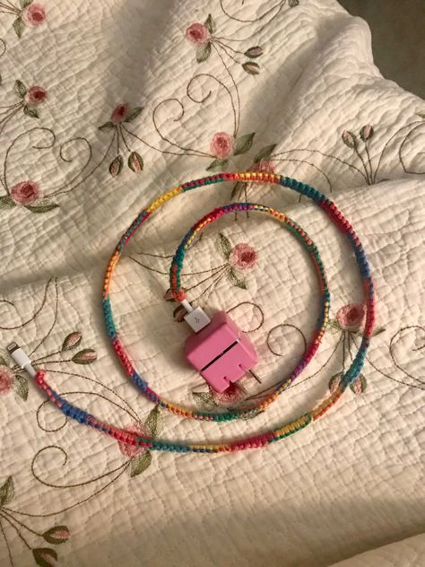 Wrapped Charger, Phone Things, Phone Charger, Design Diy, Diy Design, Beaded Necklace, Yarn, Knitting, Crochet