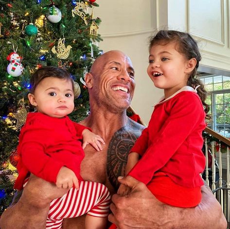 Dwayne Johnson alias The Rock avec dans ses bras deux de ses filles Tiana Gia et Jasmine  #therock #dwaynejohnson #daughters #familytime #complicity #smile #love #baby #girls #socute #cutenessoverload Gossip Room Bienvenue  Twitter : GossipRoomOff   : gossip-room  gossiproomoff Dwayne Johnson Daughter, Dwayne Johnson Family, The Hardy Boyz, Cute Family Photos, Rock Family, Celebrity Baby, Fathers Day Photo, Rock Johnson, The Rock Dwayne Johnson