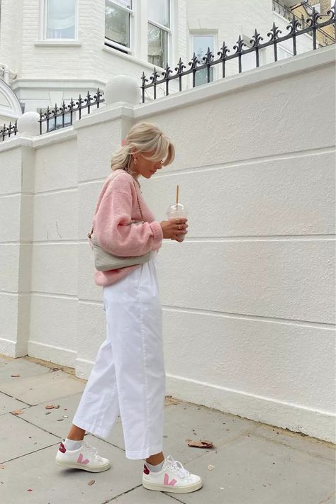 Teacher Crocs Outfit, Colorful Parisian Style, Spring Scandinavian Fashion, White Pant Winter Outfit, Scandinavian Spring Outfit, Danish Summer Outfits, Coastal Grandmother Winter Outfits, Linen Pants Street Style, Cute Pants Aesthetic