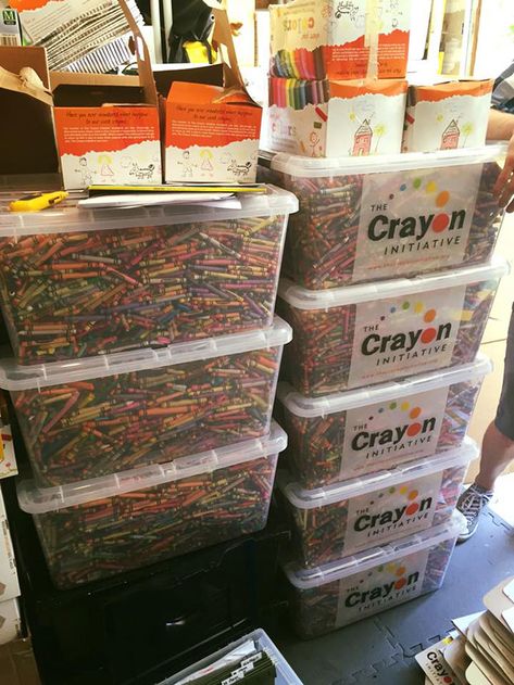 Dad Finds Brilliant Way To Reuse Leftover Crayons From Restaurants And Schools #upcycle #socialgood Repurpose Leftovers, Recycled Crayons, Diy Crayons, Crayon Crafts, Children Hospital, After Work Drinks, Ways To Recycle, Baby Center, Social Issues