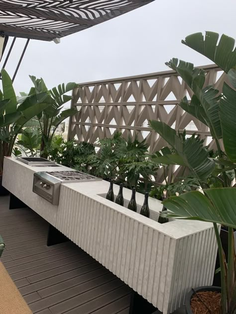 Modern Potting Bench, Barbecue Rooftop, Miami Backyard, Outdoor Barbeque Area, Rooftop Bbq, Barbeque Design, Barbacoa Jardin, Luxury Outdoor Living, Outdoor Bbq Area