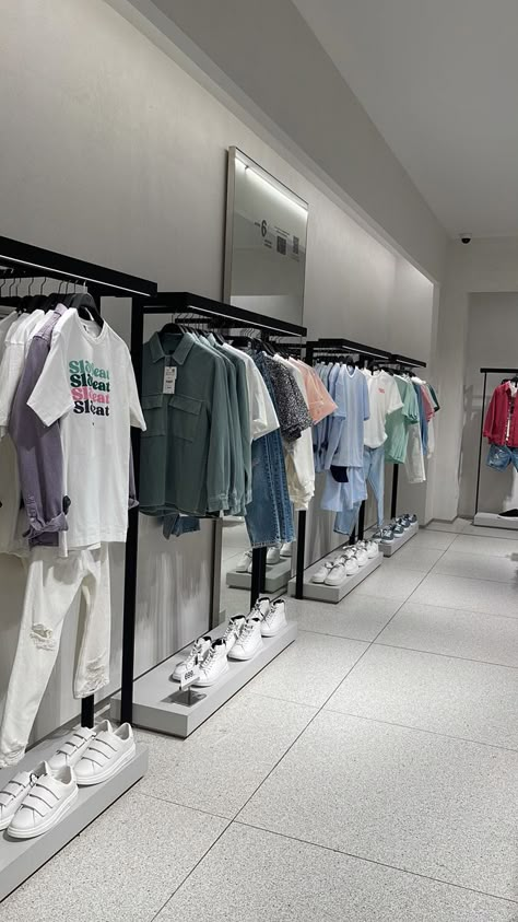 Modern Clothing Store Design, Clothing Store Layout, Small Clothing Store Interior, Clothing Store Decor, Clothing Store Interior Design, Fashion Store Design, Clothing Store Displays, Retail Store Interior Design, Clothing Store Interior