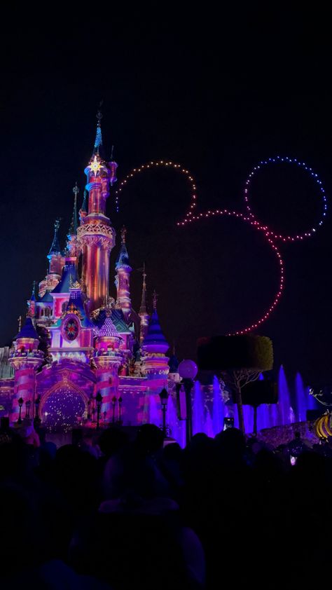 Disney castle at night. Family Disney Aesthetic, Paris Aesthetic Disneyland, Disneyland Castle Aesthetic, Disneyland Aesthetic Pictures, Disneyland Paris Wallpaper, Disney Castle Aesthetic, Disney Paris Aesthetic, Disneyland Paris Photography, Paris Family Trip