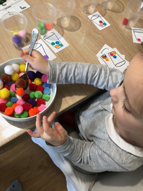 Les pompons activité de motricité fine atelier montessori instruction en famille / atelier maternelle Montessori Diy, Mom Activities, Montessori Math, Montessori Ideas, Montessori Education, Montessori School, Visual Perception, Montessori Baby, Matching Activity