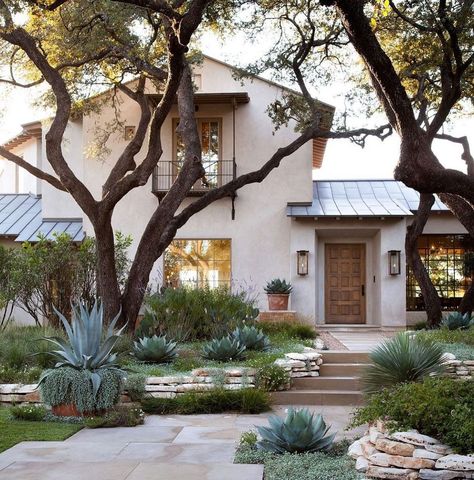 Tamra Lea•Its a HouseLoveStory on Instagram: “Oh I love this beautifully designed desert home! The landscape design is perfect. As seen in @austin_home By @ryanstreetarchitects…” Sidewalk Landscaping, Modern Front Yard, Succulent Landscaping, Front Landscaping, Spanish Style Homes, Front Yard Landscaping Ideas, Casa Exterior, Yard Landscaping Ideas, Mediterranean Homes