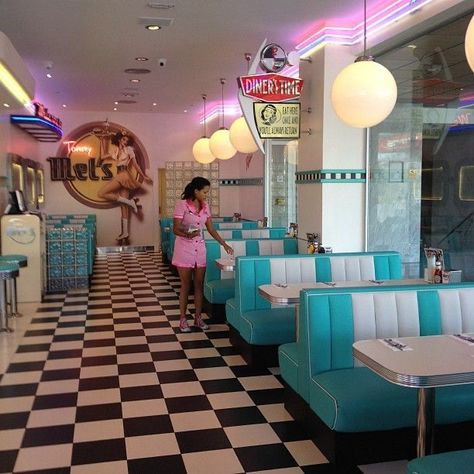 American Style Restaurant, 60s Diner Aesthetic, Diner Aesthetic Food, Retro Diner Aesthetic, 60s Diner, Retro Diner Decor, Diner Aesthetic, American Cafe, Milkshake Bar