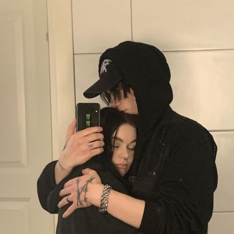 Emo Relationship Aesthetic, Soft And Goth Couple, Grunge Couple Pictures, Emo Aesthetic Boy, Emo Couple Aesthetic, Goth Couple Aesthetic, Teen Tattoos, Cute Emo Couples, Bff Photo