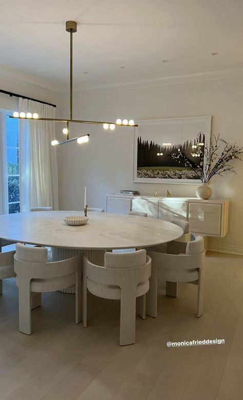 Modern Dining Room Open Concept, Kitchen Table Modern Decor, Organic Modern Luxury Interior, Aesthetic Dinning Rooms, Dining Room Aesthetic Minimalist, Glass Dining Table Aesthetic, White Aesthetic Dining Room, Dinning Room Circle Table Decor, Kim Kardashian Dinner Table