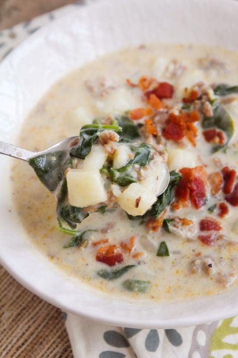 This copycat zuppa toscana is so savory and filling - a delicious combination of flavors! Zappa Toscana Soup, Zappa Toscana, Zuppa Soup, Zuppa Toscana Soup, Toscana Soup, Sausage Potatoes, Spend With Pennies, Hearty Soup, Italian Soup