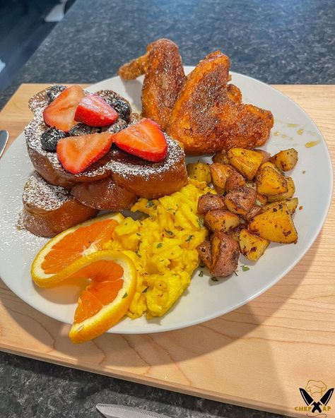 French Toast And Chicken, French Toast Cinnamon, Brunch Plate, Food Esthetics, Honey Fried Chicken, Challah French Toast, Instagram Breakfast, Duck Fat, Food Crush