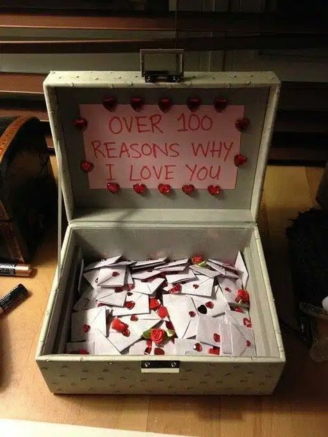 Last Minute Genius DIY Valentine's Day Gifts - reasons why I love you box Diy Gifts For Girlfriend, Sweet Gift Ideas, Diy Gifts For Mom, Creative Gifts For Boyfriend, Creative Diy Gifts, Cute Couple Gifts, Diy Gifts For Him, Why I Love You