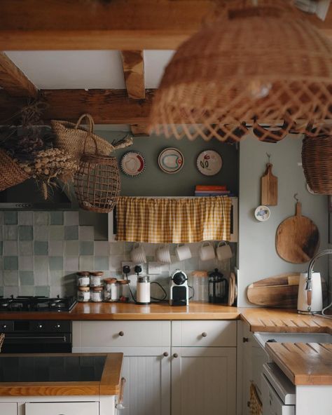 A post dedicated purely to the lovliness of this country kitchen @springcottagecotswolds 🧺 🌼 (ad/ invited stay) #cotswolds #englishcountryside #airbnb #cottagecore English Countryside Home, Countryside Kitchen, Boho Life, Air B And B, Countryside House, Wild Woman, English Countryside, Aesthetic Vintage, Cottage Core