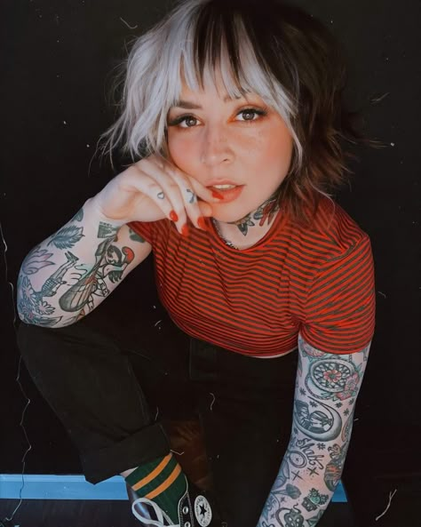 Alternative Fall Hair Color, Short Shag With Money Piece, 2023 Alt Hair, Girrlscout Haircut, Split Dye Pixie Cut, Short Two Toned Hair, Short Alternative Hairstyles, Halo Hair Dye, Alternative Hair Color