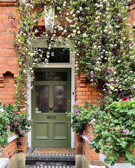 Victorian Home Front Door, Front Door Ideas Cottage, Green Front Door Ideas, English Front Door, Green House Door, Aesthetic Front Door, Front Door Aesthetic, Front Door Flowers, Front Door Cottage