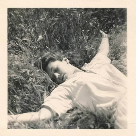 Asleep - c. 1940s Uk Icon, Sylvia Plath, Art Et Illustration, Old Photographs, 인물 사진, Playlist Covers, White Photo, The Grass, Vintage Photographs