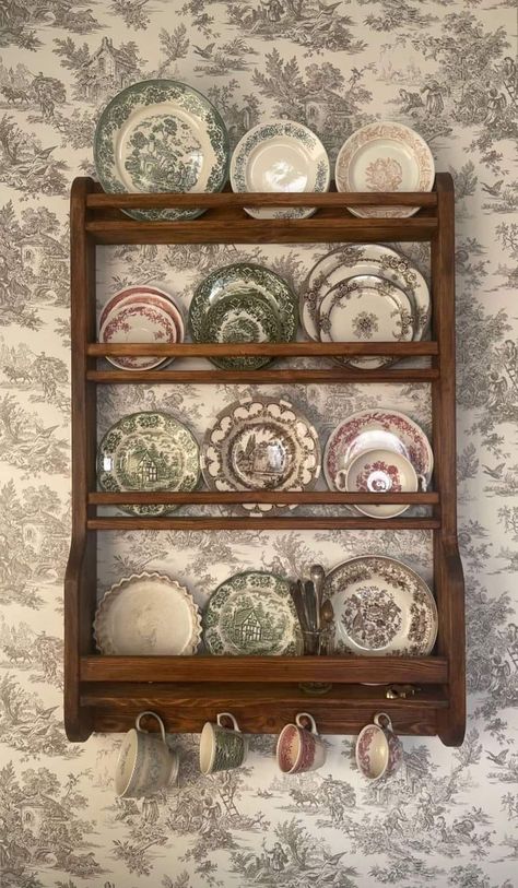 Wall China Display, Dish Display Rack, Plate Wall Shelf, Plate Holders For Wall, Plate Display Shelf, Vintage Plate Display Ideas, Kitchen Plate Rack Ideas, China Display Ideas Wall, Vintage Kitchen Shelves