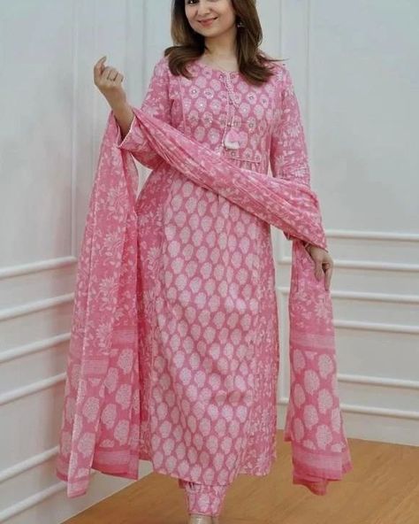 ₹999 *New arrival 💓💓* Look straight out of a dreamy movie set as you turn around and walk in this elegant flaired suit ! The perfect of traditional wear 🦋🦋🦋🦋🦋🦋🦋🦋 _New straight kurta set with new style in saganeri block print_ *Size available*- *38(M),40(L),42(XL),44(XXL)* *Ma... Afghani Suit, Afghani Pants, White Salwar, Salwar Design, Mirror Work Kurti, Wedding Salwar Suits, Pink Kurti, Simple Kurti, Sms Language