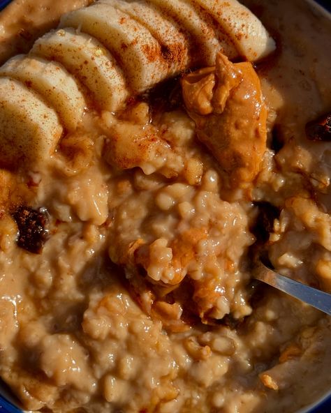 So good it deserved a post. Creamy pudding oatmeal with dates, peanut butter, banana, walnuts, sea salt, and sweetened with @airbornenz 30+ manuka honey. #oatmeal #oats #oatbowl #porridge #breakfast #brekkiebowl Oatmeal With Dates, Dates Peanut Butter, Porridge Breakfast, Oat Bowls, Creamy Pudding, Honey Oatmeal, Manuka Honey, Peanut Butter Banana, Sea Salt