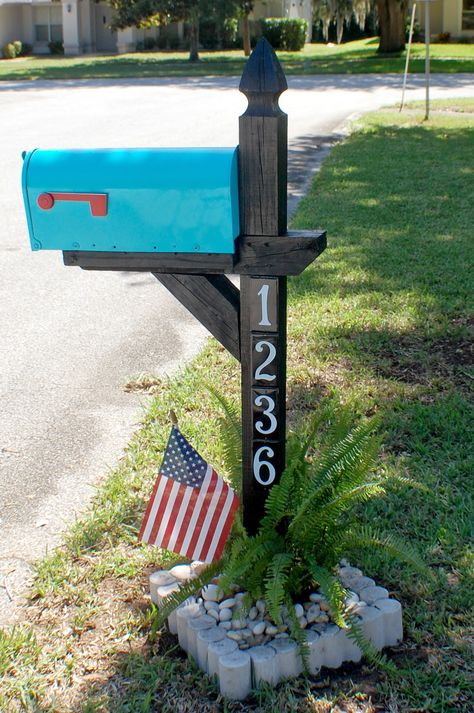 Sprinkles&Stardust: Mailbox makeover! Mailbox On House, Mailbox Garden, Mailbox Makeover, Mailbox Landscaping, Diy Mailbox, Mailbox Ideas, Military Housing, Mailbox Numbers, Mailbox Design