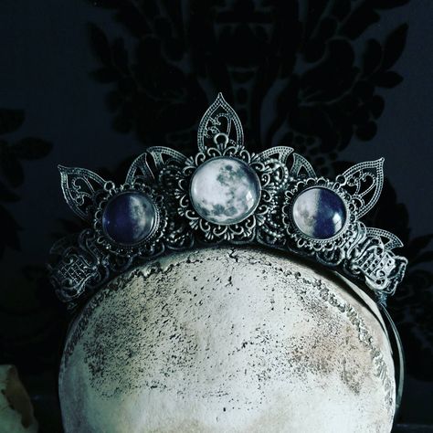 Moon Crown, Magic Clothes, Crown Aesthetic, Goddess Crown, All The Bright Places, Headpiece Accessories, Headpiece Jewelry, Mini Moon, Visual Inspiration