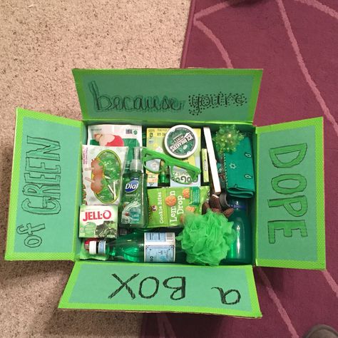 Green Basket Gift Ideas For Boyfriend, Green Themed Gifts, Color Gift Boxes, Green Birthday Gift Ideas, Green Hamper Gift Ideas, Green Box Gift Ideas, Green Gift Box Ideas Birthday, Color Themed Gift Baskets Green, Green Birthday Box Ideas For Best Friend