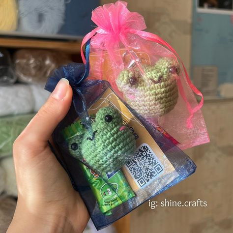 Valentines Amigurumi, Frog Kawaii, Kawaii Keychain, Loom Projects, Weaving Loom Projects, Crochet Frog, Amigurumi Ideas, Weaving Loom, Crochet Animal