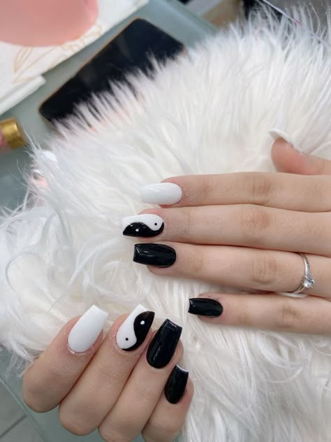 Yin And Yang Acrylic Nails, Short Nails Ying Yang, Ying Yang Nail Design, Yin Yang Nails Short, Yin Yang Nails Coffin, Yin Yang Nails Acrylics, Ying Yang Nails Acrylic, Nails Yin And Yang, Black Nail Designs Square