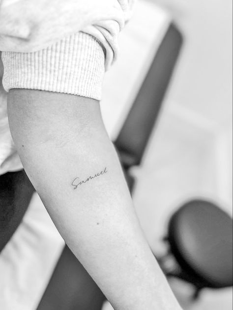 Arm Name Tattoos For Women, Small Name Tattoo Ideas, Tiny Name Tattoo, Name Tattoo Placement, Fine Line Name Tattoo, Name Tattoo Placements, Small Name Tattoo, Tattoos Minimal, Tattoo Tiny