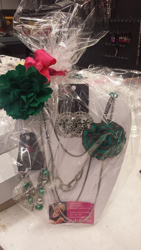 Very well done auction item! Paparazzi Jewelry Gift Basket Ideas, Holiday Jewelry Display, Paparazzi Jewelry Displays Color Block, Paparazzi Jewelry Christmas Ornaments, Paparazzi Gifts, Jewelry Gift Basket, Paparazzi Jewelry Images Necklaces, Paparazzi Display, Paparazzi Jewelry Displays