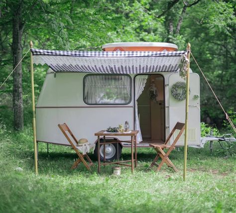 Old Caravan Makeover, Vintage Camper Redo, Eriba Puck, Diy Caravan, Caravan Vintage, Caravan Living, Mini Caravan, Caravan Makeover, Caravan Renovation