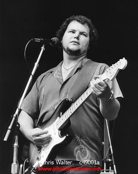 Christopher Cross - adult contemporary singer-songwriter who gained instant stardom with three early hits: "Sailing," "Ride Like the Wind," and "Arthur's Theme (Best That You Can Do)," that earned him five Grammy Awards in 1981. Somehow, his star set after that, although he continues to perform and periodically records. Christopher Cross, Famous Musicals, 70s Music, 80s Music, Eric Clapton, Pop Bands, Teenage Years, Soul Music, Grammy Awards