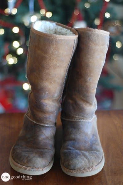 I’m sitting here wondering how I got so lucky this week! You see, I needed to clean my UGG boots so I decided to do a post about it! But then Kaitlyn just happened to get a pair of UGGs for Christmas and wanted to find out how she could keep them looking new. So she decided … Black Ugg Boots Outfit, Cleaning Ugg Boots, Cleaning Uggs, Uggs Outlet, Winter Ugg, Uggs Boots, Uggs For Cheap, Ugg Boots Cheap, Ugg Boots Outlets