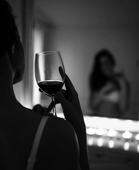 Wine Photography, Woman Wine, Wine Art, A Glass Of Wine, Foto Poses, Wine Time, Glass Of Wine, Black White Photos, Wine Drinks